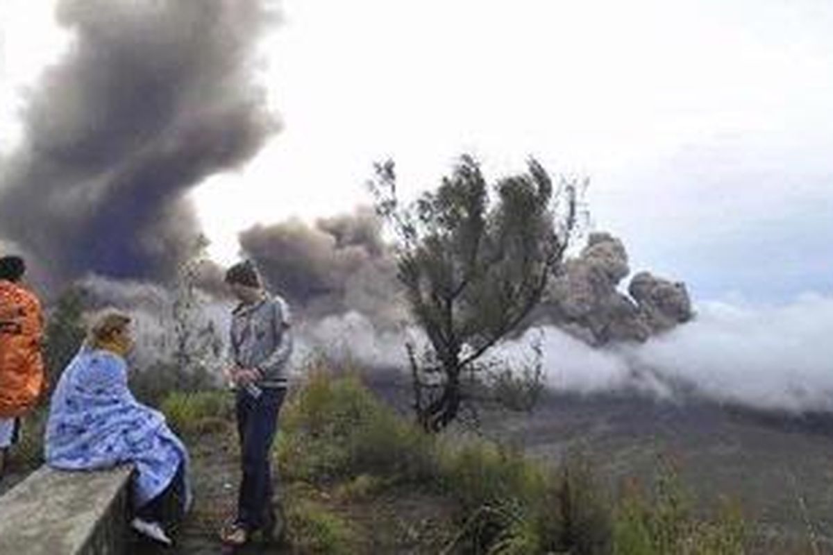 Wisatawan menikmati panorma aktivitas vulkanik Gunung Bromo dari Penanjakan II Desa Ngadisari, Kecamatan Sukapura, Probolinggo, Minggu (19/12/2010). Meski aktivitas vulkanik Gunung Bromo masih terus berlangsung namun status Gunung Bromo masih siaga dengan radius aman 2 kilometer dari kawah Bromo.
