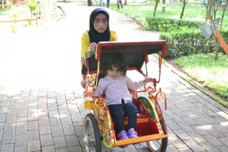 Becak mini yang ada di Kampoeng Maen Fair (KMF) yang diselenggarakan 27 Juni sampai 1 Juli 2013 di Taman Krida Loka, Stadion Renang Senayan, Jakarta.