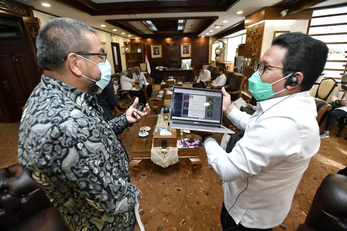 IFAD?s director in Indonesia Ivan Cossio Coretz (left) is visiting Villages, Disadvantaged Regions and Transmigration Minister Abdul Halim Iskandar (right) on Monday, November 22, 2021 in Jakarta. 