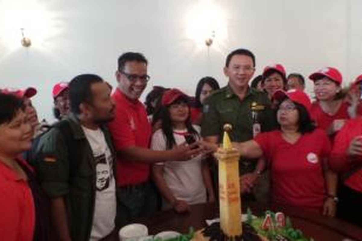 Gubernur DKI Jakarta Basuki Tjahaja Purnama dapat kejutan ulang tahun ke-49 dari relawannya yang mengatasnamakan Dukung Ahok Gubernur (DAG), di Balai Kota, Senin (29/6/2015). 