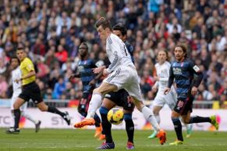 Aksi gelandang Real Madrid, Gareth Bale, saat melawan Granada, Sabtu (25/1/2014). 