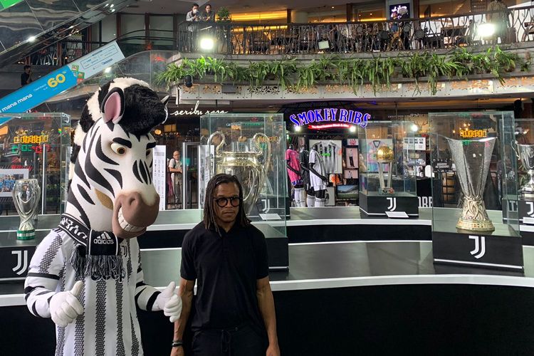 Legenda asal Belanda, Edgar Davids, hadir dalam acara bertajuk Juventus Village. Adapun Juventus Village dihelat di Lippo Mall Kemang, Jakarta, pada Jumat (27/1/2023) sore WIB.