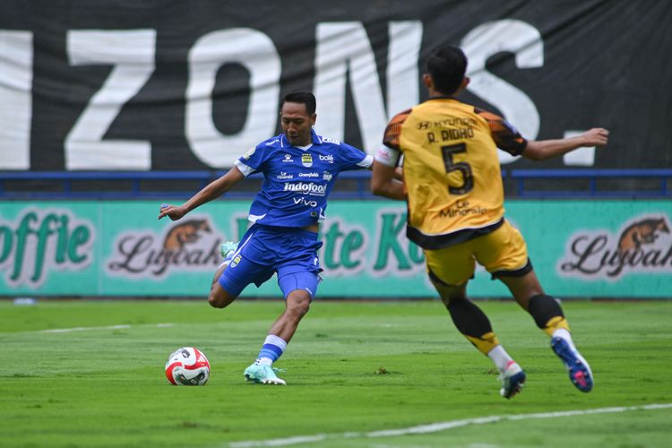 Gelandang serang Persib Bandung, Beckham Putra, mencetak gol pembuka pada laga Persib Bandung vs Persija Jakarta yang menjadi bagian pertandingan pekan ke-17 Super League 2025-2026 di Stadion Gelora Bandung Lautan Api pada Minggu (11/1/2026). 