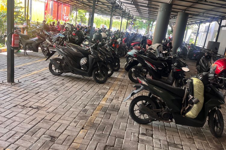 Kondisi area parkir sepeda motor di Kementerian ESDM tampak tidak terlalu padat di hari penerapan kerja dari rumah atau work from home (WFH) pada, Jumat (10/4/2026).