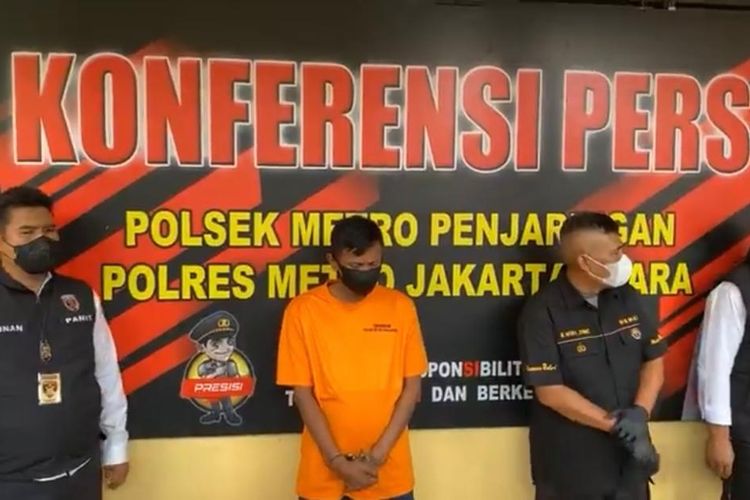 Pelaku pembakaran orang di Penjaringan, Jakarta Utara bernama Muhammad Ridwan (43) kini telah diamankan di Mapolsek Metro Penjaringan. Ridwan membakar mantan istrinya berinisial D dan seorang pria berinisial S pada Rabu (4/1/2023). 