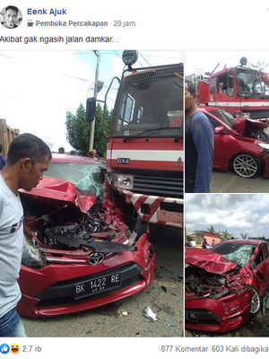 Unggahan yang menyebutkan mobil sedan tertabrak mobil damkar karena tidak memberi jalan.