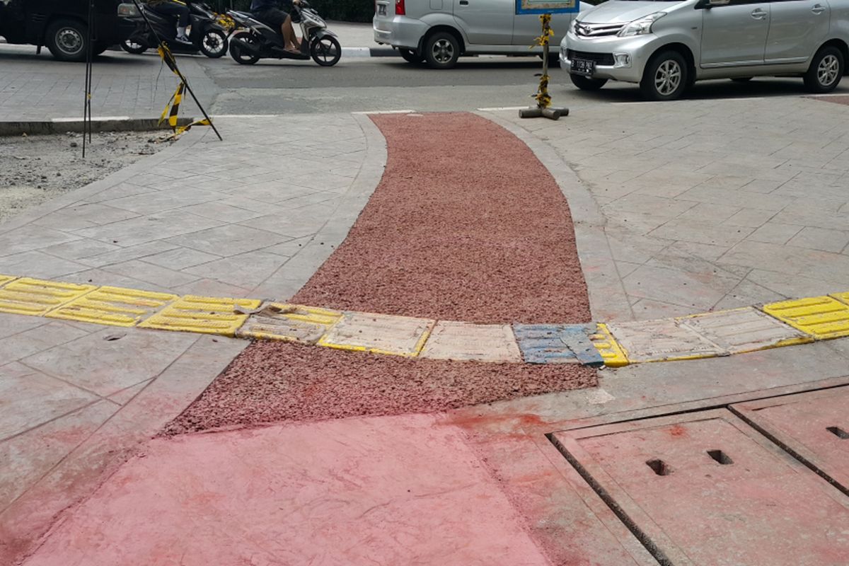 Trotoar di Kawasan Blok M dilengkapi beton berkontur pori-pori dan guiding block bagi penyandang tunanetra. Foto diambil Selasa (15/8/2017).