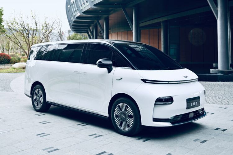 LEVC L380, MPV listrik yang dikembangkan oleh anak perusahaan Geely