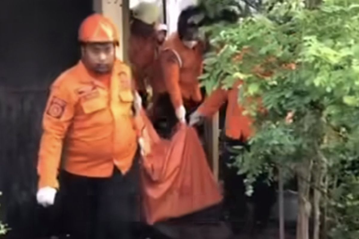 Proses evakuasi dua jenazah korban kebakaran di Surabaya, Selasa (14/11/2023)