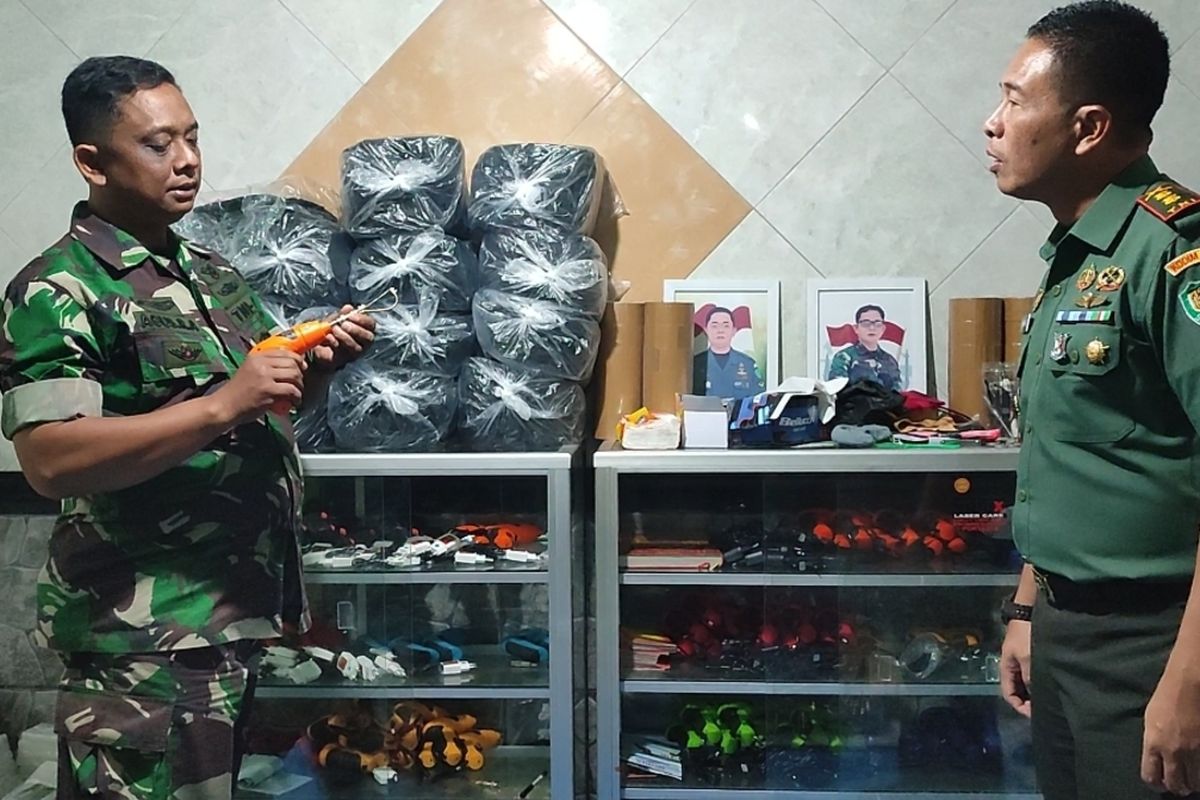 Letkol Infantri Bambang Kurniawan, Dandim 0615 bersama beberapa pihak mendatangi rumah Sertu sertu Agus Rahwan Awaludin Staf Kodim 0615, yang viral karena bangunan rumah megah di sekitar kuburan, pada Selasa (27/6/2023). Bambang juga menunjukan produksi Laser Khitan milik Agus yang tembus ekspor ke 64 negara.