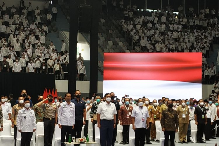Presiden Joko Widodo, Mendagri Tito Karnavian, Menko Marves Luhut Binsar Pandjaitan dan Mensesneg Pratikno saat menghadiri Sulaturahim Nasional APDESI di Istora Senayan, Selasa (29/3/2022).