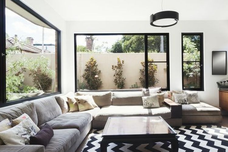 Ilustrasi ruang keluarga dengan skema warna monokrom. 