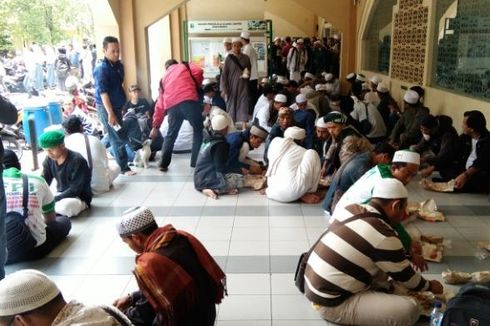 Rizieq Diperiksa Polda, Massa Gelar Doa Bersama di Masjid Pusdai