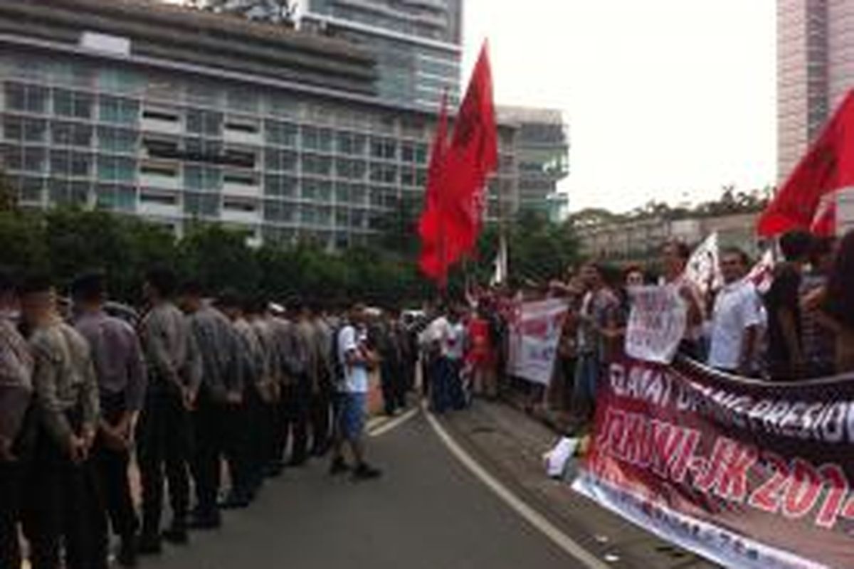 Para pendukung calon presiden dan wakil presiden Joko Widodo-Jusuf Kalla berkumpul di bundaran Hotel Indonesia setelah mengetahui hasil hitung cepat pemungutan suara Pemilu Presiden 2014, Rabu (9/7/2014). 