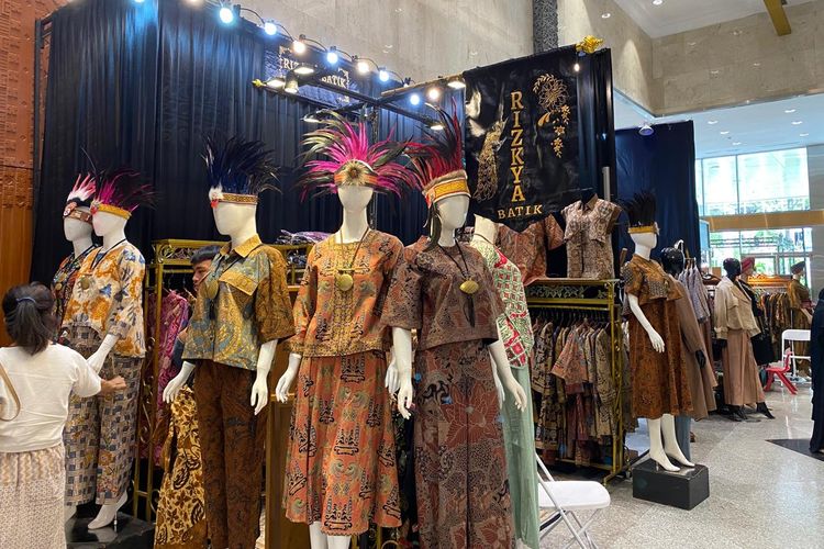 Produk dari Rizkya Batik, Indonesia Fashion Week 2024 di JCC Senayan, Jakarta Pusat, Rabu (27/03/2024).