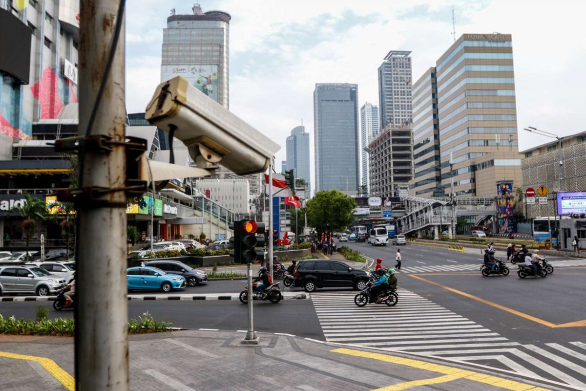 CCTV terpasang di kawasan Thamrin, Jakarta, Rabu (19/9/2018). Poldan Metro Jaya bekerja sama dengan Pemprov DKI Jakarta untuk melakukan tilang elektronik atau electronic traffic law enforcement (ETLE) yang akan diuji coba pada Oktober 2018 sepanjang jalur Thamrin hingga Sudirman.