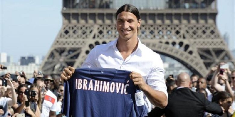 Zlatan Ibrahimovic memegang jersey PSG di depan menara Eiffel pada tahun 2012.