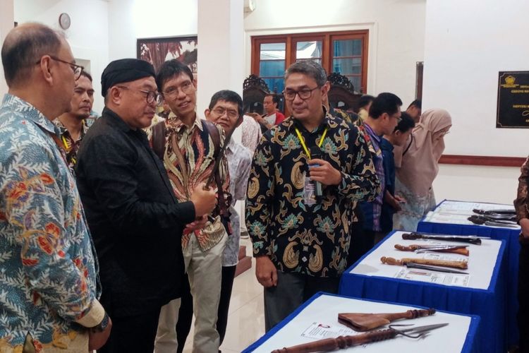 Ratusan keris dan pusaka dari berbagai era kerajaan dipamerkan, dibursakan, dan dilelang dalam Festival Budaya di Gedung Heritage RCE Center KPPN Malang, Kota Malang, Jumat (24/10/2025). 