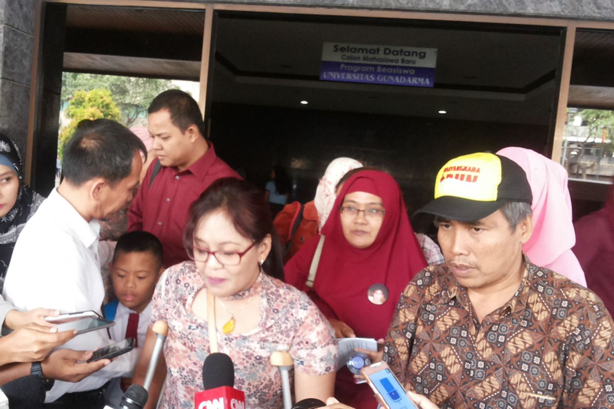 Sekelompok orang yang menyatakan berasal dari berbagai organisasi dan yayasan terkait perlindungan terhadap orang berkebutuhan khusus mendatangi Kampus Universitas Gunadarma, Jalan Margonda, Depok, Senin (17/7/2017). Mereka datang pasca kasus perundungan atau bully yang dialami seorang mahasiswa berkebutuhan khusus di kampus tersebut.