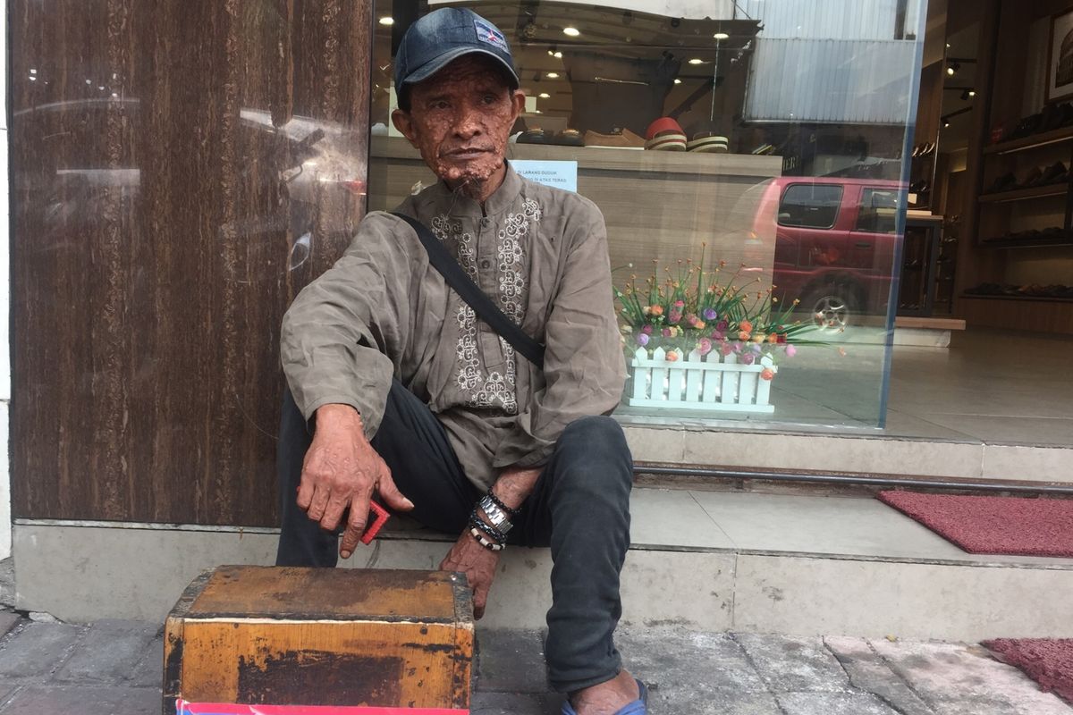 Mulyadi, tukang semir sepatu di Pasar Baru, Jakarta Pusat, Kamis (5/9/2019).