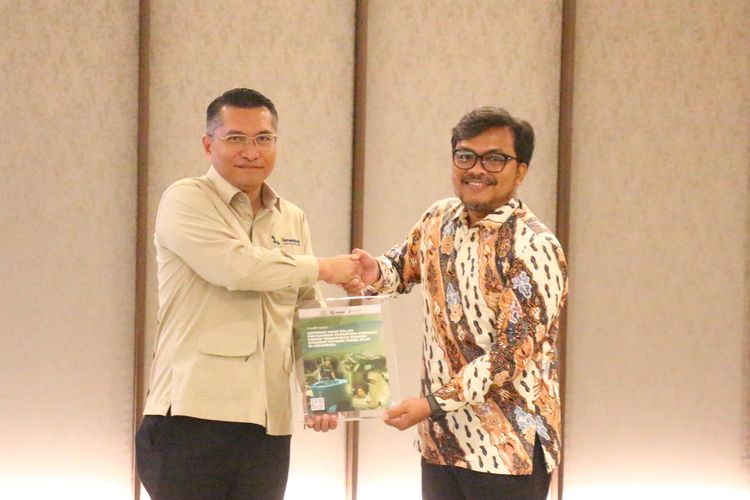 Deputi Bidang Kelembagaan dan Digitalisasi Koperasi, Kementerian Koperasi, Henra Saragih (kiri) bersama Direktur Eksekutif Rumah Energi, Sumanda Tondang (kanan) dalam Paparan Rekomendasi Kebijakan ?Koperasi Hijau dalam Membangun Ekosistem Energi Terbarukan sebagai Strategi Mitigasi Krisis Iklim pada Selasa (9/12/2025).