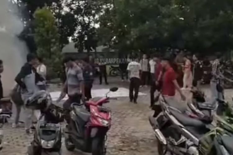 Tangkapan layar video kericuhan mahasiswa Universitas Riau yang beredar di media sosial, Rabu (29/11/2023).