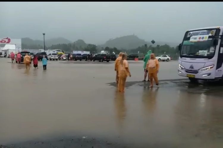 Hujan deras mengguyur kawasan Mandalika, Nusa Tenggara Barat (NTB), Sabtu (20/11/2021). Sejumlah titik area Pertamina Mandalika International Circuit tergenang. Sementara di luar area sirkuit terjadi luapan air.