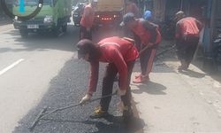 Sat-set, Walkot Agustina Tuntaskan Perbaikan 9 Titik Jalan Rusak dalam Sehari 