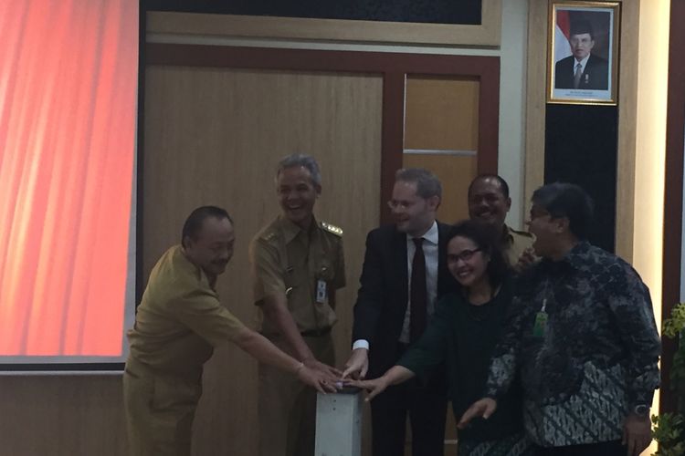 Gubernur Jawa Tengah Ganjar Pranowo bersama Duta Besar Denmark untuk Indonesia Rasmus Abildgaar Kristensen menekan tombol sebagai simbol peresmian groundbreaking program kerjasama Environmental Support Programme Phase 3 (ESP3) di Kantor Bappeda Provinsi Jawa Tengah, Semarang,  Senin (23/10/2017).
