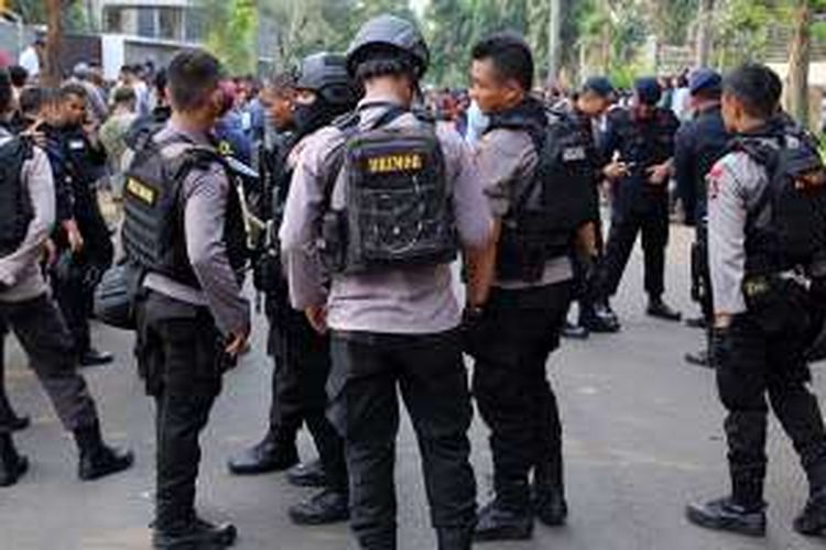 Polisi berjaga di dekat rumah yang dirampok di kawasan Pondok Indah, Jakarta, Sabtu (3/9/2016). Polisi berhasil meringkus dua orang pelaku dan menyelamatkan empat orang penghuni rumah.