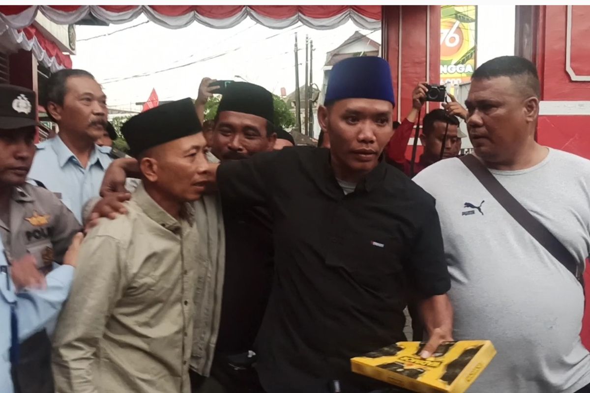 Kades Mundurejo Kabupaten Jember yang terjerat kasus korupsi saat keluar dari Lapas Kelas II A Jember 