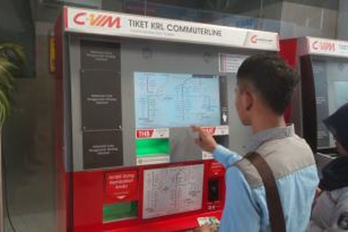 Salah seorang calon penumpang menjajal mesin tiket kereta rel listrik (KRL) commuter line yang terpasang di Stasiun Sudirman, Sabtu (9/1/2016). Tampak di sebelahnya ada salah seorang petugas yang membantu mendampingi penumpang yang hendak melakukan transaksi.