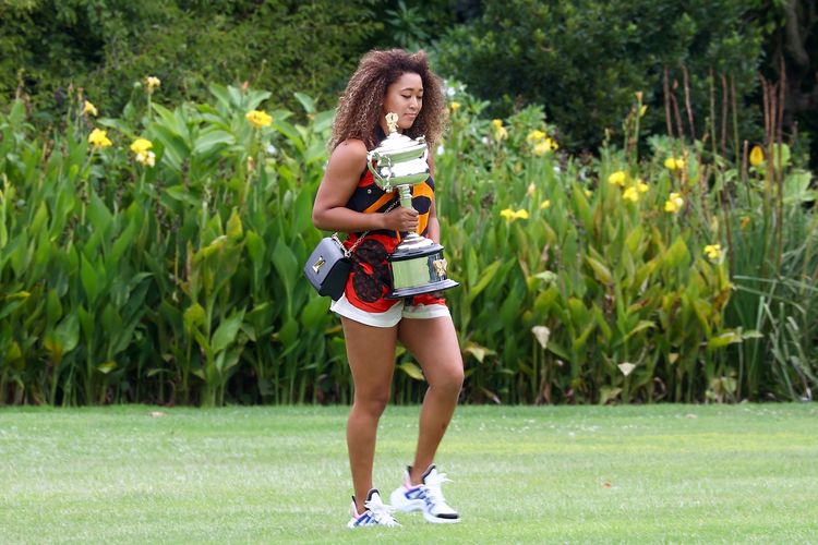 Petenis Naomi Osaka dari Jepang membawa piala Australia Open 2021 di Melbourne, 21 Februari 2021