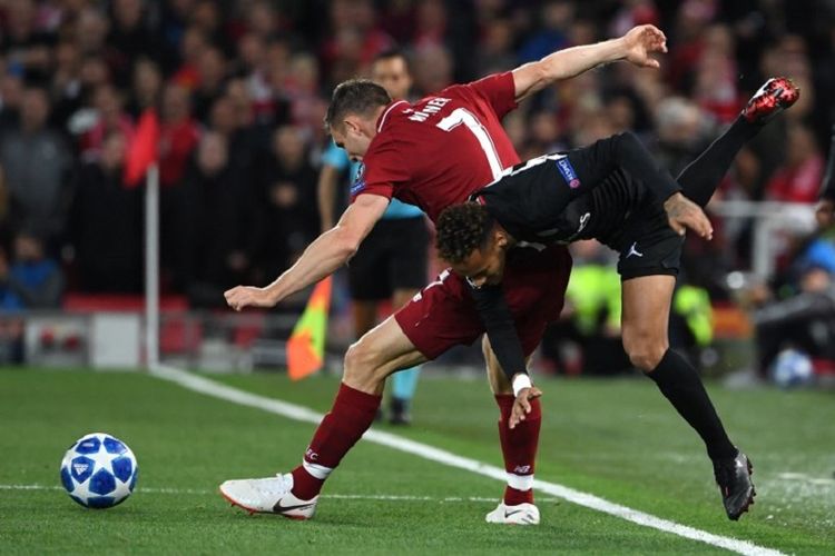 James Milner dan Neymar berduel memperebutkan bola pada laga Liverpool vs PSG dalam hari pertama Liga Champions 2018-2019. 18 September 2018. 