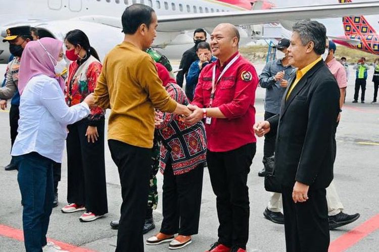 Bupati Tapanuli Utara Nikson Nababan menyambut kedatangan Presiden RI Jokowi dan Ibu Negara Iriana Jokowi di Bandara Silangit untuk saksikan F1H20
