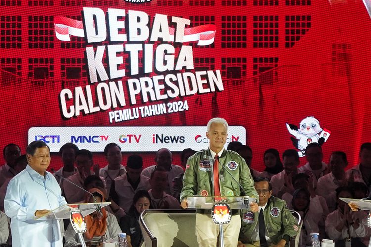 Tiga capres Prabowo Subianto, Ganjar Pranowo, dan Anies Baswedan (dari kiri ke kanan) dalam Debat Calon Presiden Pemilu 2024 Putaran Ketiga di Istora Senayan, Kompleks Gelora Bung Karno, Jakarta, Minggu (7/1/2024). Ketiga calon presiden yaitu Anies Basweda, Prabowo Subianto, dan Ganjar Pranowo, hadir dalam acara ini. Ketiga capres tersebut saling adu mengungkapkan gagasan masing-masing akan tema debat yang diangkat. Tema debat capres putaran ketiga ini membahas isu pertahanan, keamanan, hubungan internasional, globalisasi, geopolitik, dan politik luar negeri.

