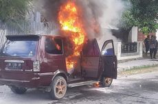 Mobil Terbakar di Sumbawa, Berawal dari Kepulan Asap di Kap Mesin