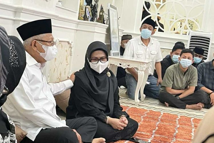 Wapres Ma'ruf Amin tampak memberikan support kepada istri Alm Rapsel Ali sekaligus anak kandungnya, Siti Nur Azizah
