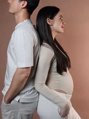 Steffi Zamora umumkan kehamilan pertama lewat Instagram. Ia tampil serasi dengan Nino Fernández dalam potret maternity bernuansa minimalis.