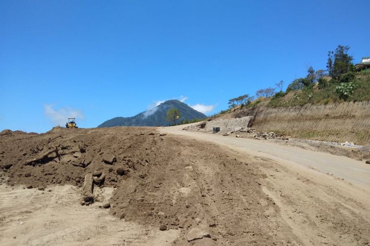 Akses jalan menuju Taman Nasional Danau Kelimutu diperlebar.