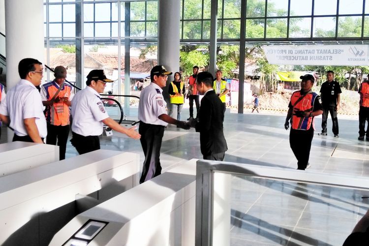 Dirjen Perkeretaapian Zulfikri mencoba Kereta Bandara Soekarno-Hatta pada Rabu (27/12/2017) melalui Stasiun BNI City. 