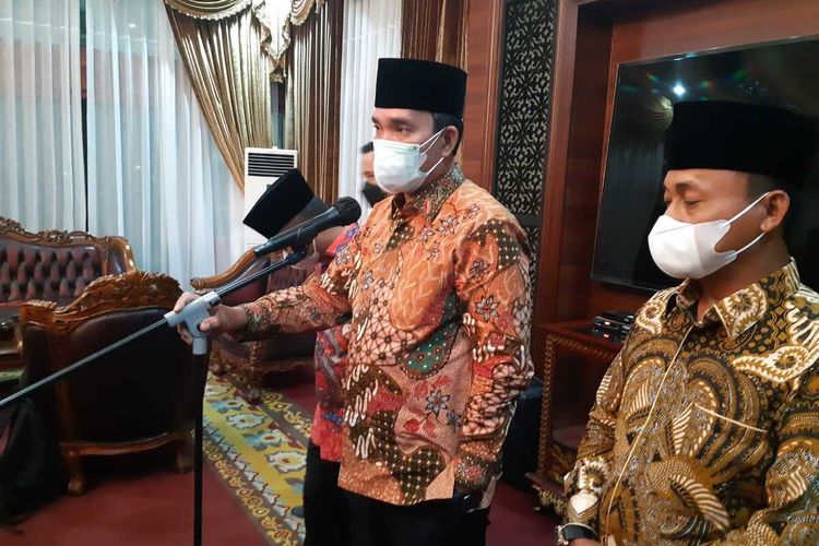 Wakil Bupati Musi Banyuasin Beni Hernedi saat berada di Griya Agung Palembang usai menerima penyerahan SK sebagai Plt Bupati, setelah Dodi Reza Alex Noerdin terkena operasi tangkap tangan yang dilakukan oleh KPK, Minggu (17/10/2021).