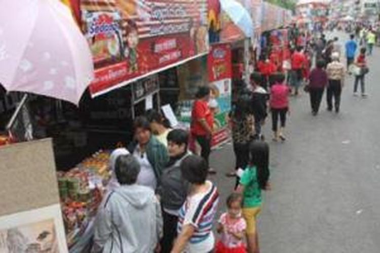 Warga memenuhi stan Pekan Kuliner Cap Go Meh 2014 di Jalan Diponegoro, Pontianak, Kalimantan Barat, Minggu (9/2/2014). Pekan kuliner tersebut digelar hingga 15 Februari 2014.
