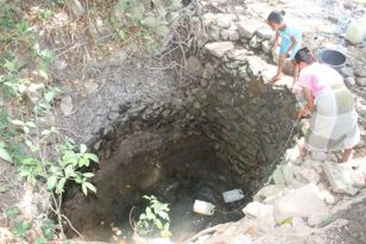 Warga Desa Haumeni Sementara Timbah Air Kotor di Dalam Kubangan. Air Itu digunakan Untuk Minum, Mandi dan Cuci