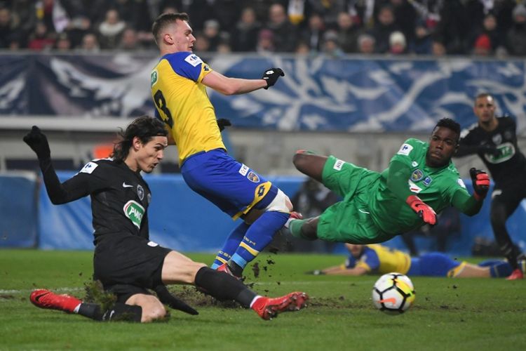 Striker Paris Saint-Germain, Edinson Cavani (kiri), mencetak gol ke gawang Sochaux dalam laga babak 16 besar Piala Prancis di Stadion Auguste Bonal, Sochaux, pada 6 Februari 2018. 