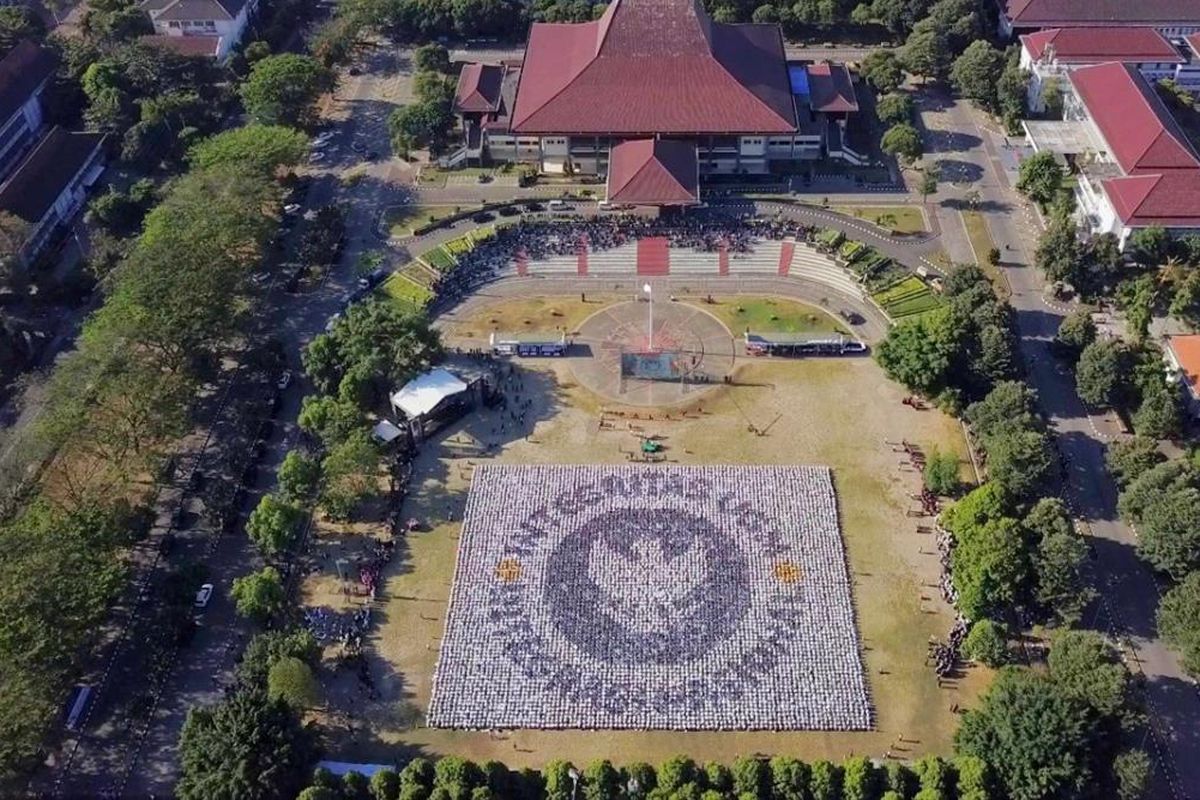 Formasi slogan Integritas UGM, Integrasi Nasional yang dibuat oleh para mahasiswa baru. Di upacara penutupan Pelatihan Pembelajar Sukses bagi Mahasiswa Baru (PPSMB) para mahasiswa Baru UGM Bentuk 10 formasi Simbol Persatuan Indonesia. (Foto Dokumentasi Humas UGM)