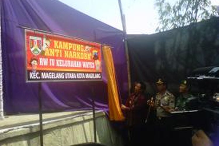Walikota Magelang, Sigit Widyonindito, beserta pejabat dan tokoh masyarakat meresmikan Kampung Anti Narkoba dan Miras di Kelurahan Wates, Kecamatan Magelang Utara, Kota Magelang, Selasa (25/11/2014).
