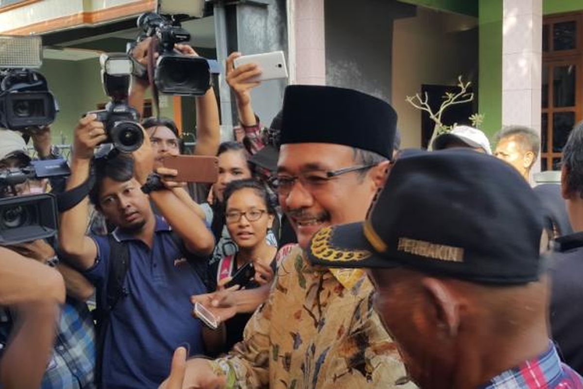 Calon wakil gubernur DKI Jakarta Djarot Saiful Hidayat saat berdialog dengan warga di Kelurahan Munjul, Cipayung, Jakarta Timur, Rabu (8/3/2017).