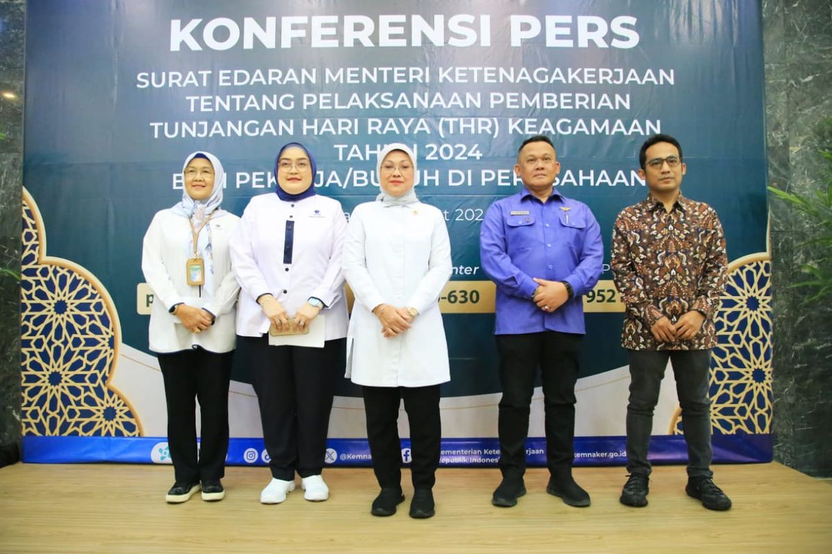 Dirjen PHI-JSK Kemenaker Indah Anggoro Putri saat mendampingi Menaker Ida Fauziyah di acara konferensi pers SE Menaker Nomor M/2/HK.04/III/2024 di Jakarta, Senin (18/3/2024).