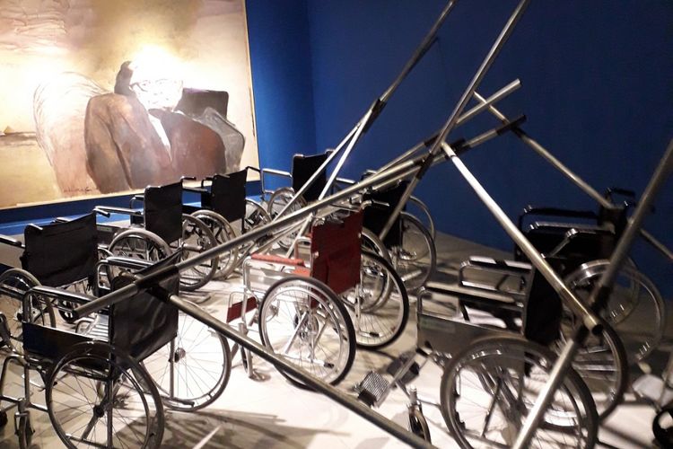 Hanafi dan Goenawan Muhammad, Waktu dan Stephen Hawking, Lukisan 250x 350cm dan Instalasi Kursi Roda,2018.